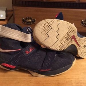 LeBron solider 10 USA